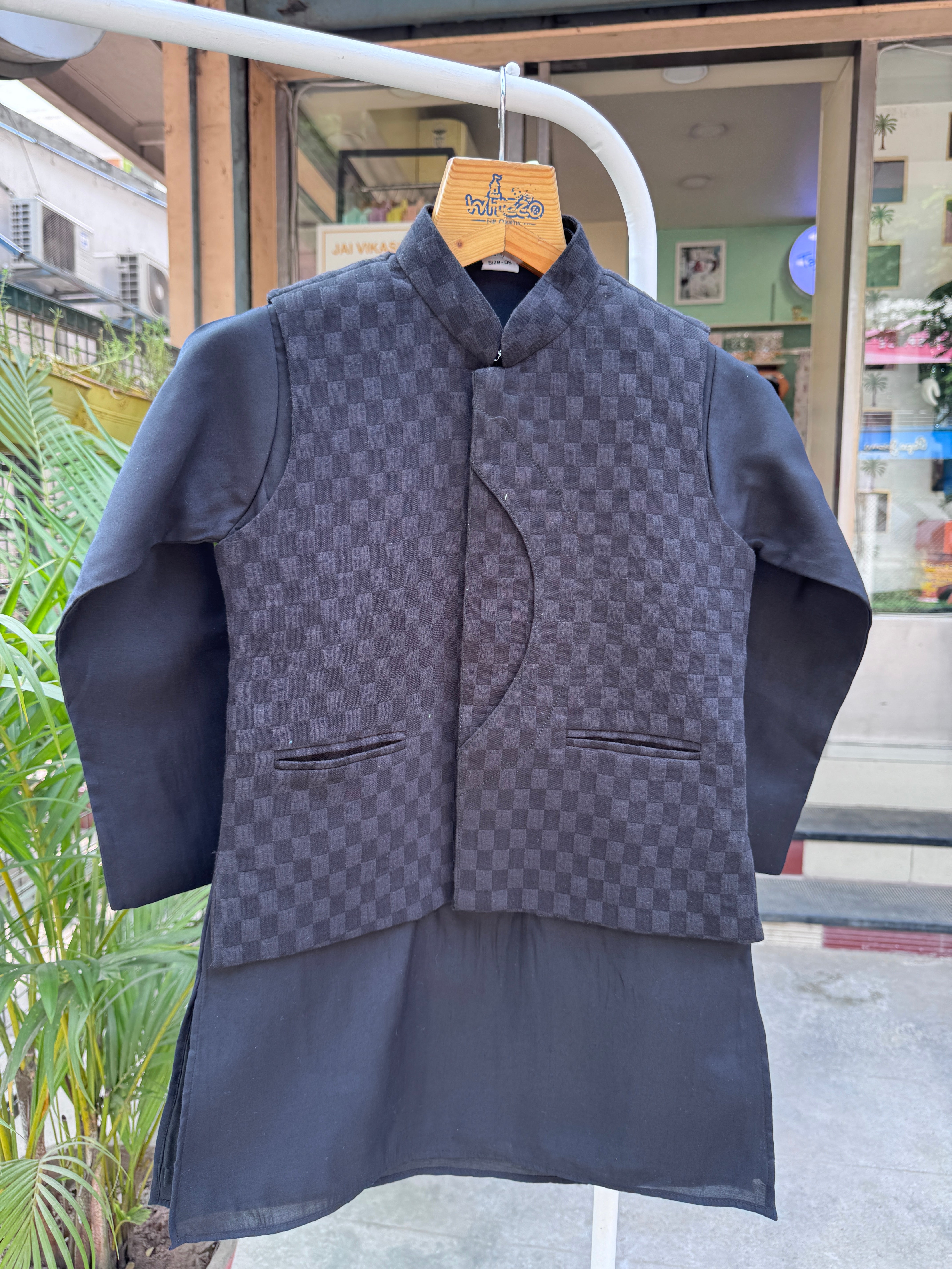 Boys Classic Black Kurta Set with Textured Nehru Jacket – Elegant Festive & Wedding Party Wear Outfit (Age 5 to 7 Years)