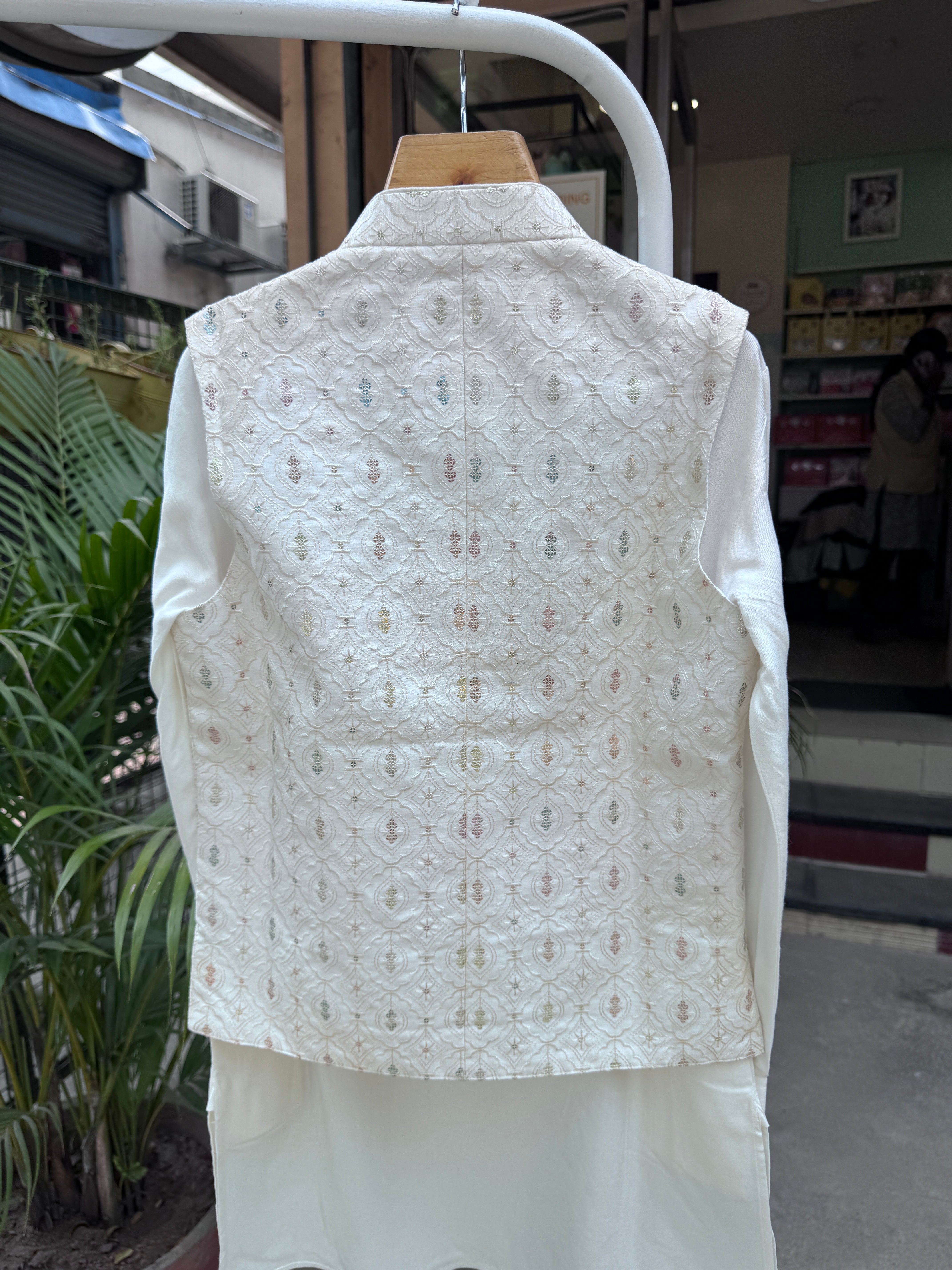 Boys Ivory Kurta Set with Subtle Threadwork Nehru Jacket – Traditional Festive Outfit with Cotton Lining (Age 5 to 7 Years)