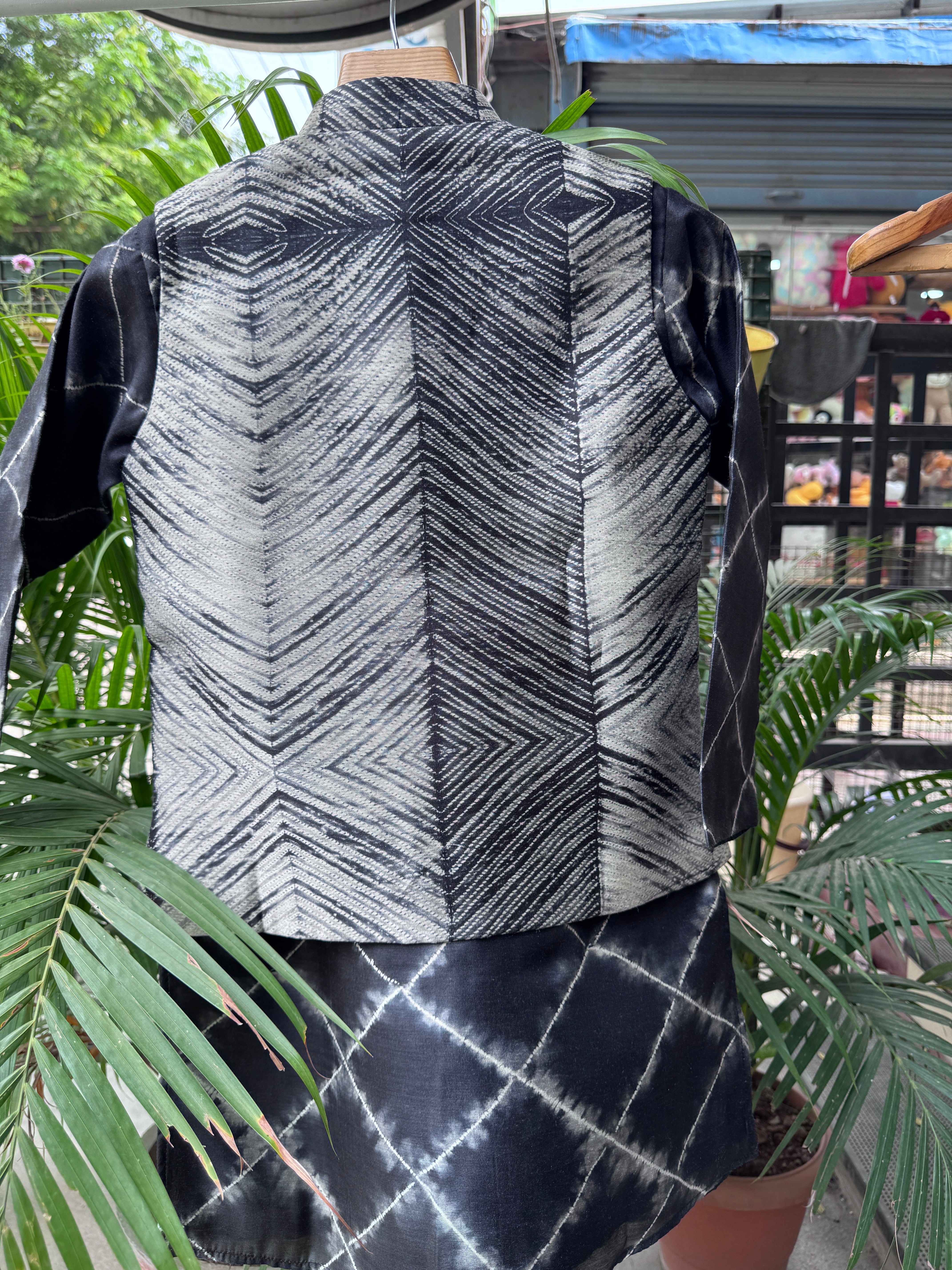 Boys Black & Ivory Kurta Set with Geometric Nehru Jacket – Elegant Festive Outfit with Cotton Lining (Age 5 to 7 Years)